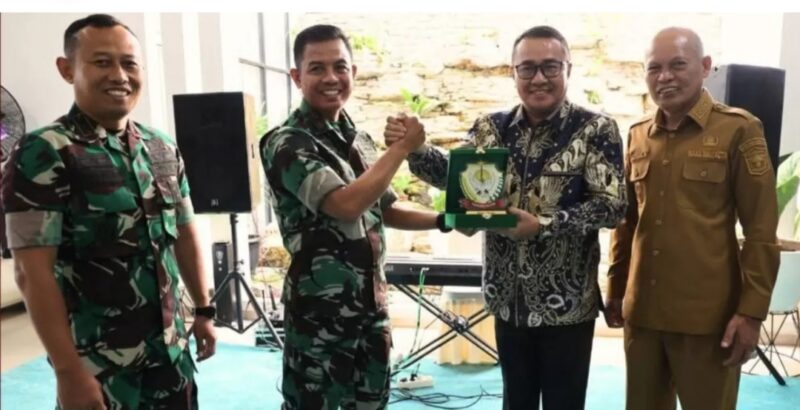 Dandrem 042 Garu Putih, Brjen TNI Nyamin, S.I.P., M.M., beserta rombongan disambut langsung oleh Wali Kota Sungai Penuh Alfin, SH, didampingi Wakil Wali Kota Azhar Hamzah, pertemuan Penuh kedua belah pihak menyerahkan plakat.