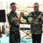 Dandrem 042 Garu Putih, Brjen TNI Nyamin, S.I.P., M.M., beserta rombongan disambut langsung oleh Wali Kota Sungai Penuh Alfin, SH, didampingi Wakil Wali Kota Azhar Hamzah, pertemuan Penuh kedua belah pihak menyerahkan plakat.