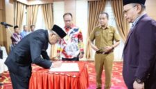 Pemerintah Kota Sungai Penuh kembali melakukan penyegaran di sektor kesehatan. Wakil Wali Kota Sungai Penuh, Azhar Hamzah, secara resmi melantik dr. Rofi Irman, Sp.PD sebagai Direktur Rumah Sakit Umum Daerah (RSUD) Mayjen H.A. Thalib, Senin (4/5/2026), di Ruang Pola Kantor Wali Kota.