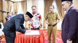 Pemerintah Kota Sungai Penuh kembali melakukan penyegaran di sektor kesehatan. Wakil Wali Kota Sungai Penuh, Azhar Hamzah, secara resmi melantik dr. Rofi Irman, Sp.PD sebagai Direktur Rumah Sakit Umum Daerah (RSUD) Mayjen H.A. Thalib, Senin (4/5/2026), di Ruang Pola Kantor Wali Kota.