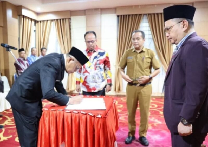 Pemerintah Kota Sungai Penuh kembali melakukan penyegaran di sektor kesehatan. Wakil Wali Kota Sungai Penuh, Azhar Hamzah, secara resmi melantik dr. Rofi Irman, Sp.PD sebagai Direktur Rumah Sakit Umum Daerah (RSUD) Mayjen H.A. Thalib, Senin (4/5/2026), di Ruang Pola Kantor Wali Kota.