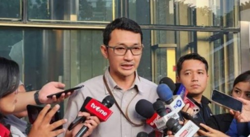Juru bicara KPK Budi Prasetyo, Penyidik KPK mendalami dugaan aliran dana yang berkaitan dengan pengondisian proyek pembangunan infrastruktur perkeretaapian di berbagai daerah.