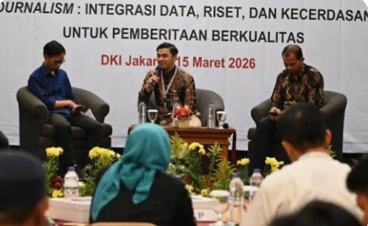 Industri pers Indonesia tengah menghadapi titik paling krusial dalam sejarah transformasi media. Di tengah gelombang teknologi kecerdasan buatan (Artificial Intelligence/AI), ruang redaksi kini tidak hanya bersaing dengan kecepatan informasi, tetapi juga dengan dominasi algoritma platform digital yang perlahan mengambil alih peran editor manusia.
