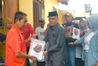 Wujud kepedulian Ketua DPC PDI Perjuangan Hardizal bersama Rombong menyerahkan Bantuan sosial terdiserahkan langsung oleh Ketua DKota Sungai kepada keluar yang terkena musibah kebsharan di desa Koto Tinggi Kecamatan  sungai Bungkal Kota sungai penuh ,Kamis (7/5).