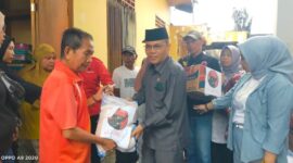 Wujud kepedulian Ketua DPC PDI Perjuangan Hardizal bersama Rombong menyerahkan Bantuan sosial terdiserahkan langsung oleh Ketua DKota Sungai kepada keluar yang terkena musibah kebsharan di desa Koto Tinggi Kecamatan  sungai Bungkal Kota sungai penuh ,Kamis (7/5).
