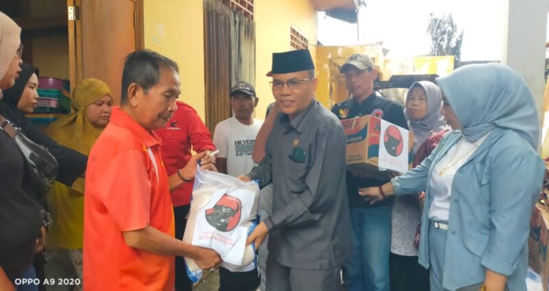 Wujud kepedulian Ketua DPC PDI Perjuangan Hardizal bersama Rombong menyerahkan Bantuan sosial terdiserahkan langsung oleh Ketua DKota Sungai kepada keluar yang terkena musibah kebsharan di desa Koto Tinggi Kecamatan  sungai Bungkal Kota sungai penuh ,Kamis (7/5).