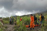 Tim SAR terus mengevakuasi pendaki gunung Dukono yang terjebak erusi dan dinyatakan dua pendaki asal Singapura meninggal dunia,tim sar terus mencari pendaki lain