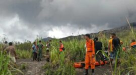 Tim SAR terus mengevakuasi pendaki gunung Dukono yang terjebak erusi dan dinyatakan dua pendaki asal Singapura meninggal dunia,tim sar terus mencari pendaki lain