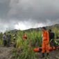 Tim SAR terus mengevakuasi pendaki gunung Dukono yang terjebak erusi dan dinyatakan dua pendaki asal Singapura meninggal dunia,tim sar terus mencari pendaki lain