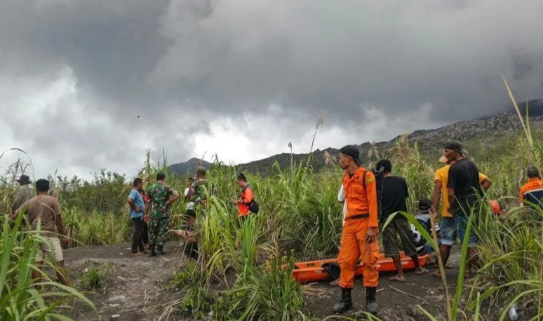 Tim SAR terus mengevakuasi pendaki gunung Dukono yang terjebak erusi dan dinyatakan dua pendaki asal Singapura meninggal dunia,tim sar terus mencari pendaki lain