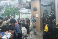 Pasukan Bermob bersenjata lengkap dengan   ketat dilakukan pengamanan untuk memastikan kelancaran penyidik saat melakukan pengumpulan barang bukti serta mengamankan para terduga pelaku.lokasi Judi Online 