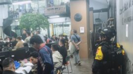 Pasukan Bermob bersenjata lengkap dengan   ketat dilakukan pengamanan untuk memastikan kelancaran penyidik saat melakukan pengumpulan barang bukti serta mengamankan para terduga pelaku.lokasi Judi Online 