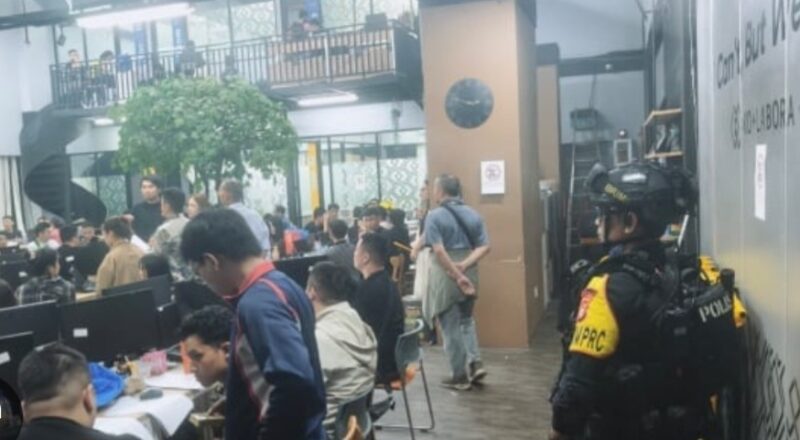 Pasukan Bermob bersenjata lengkap dengan   ketat dilakukan pengamanan untuk memastikan kelancaran penyidik saat melakukan pengumpulan barang bukti serta mengamankan para terduga pelaku.lokasi Judi Online 