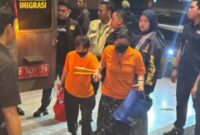 Saat digiring mobil tahanan Imigrasi, 320 orang merupakan WNA dan satu orang lainnya warga negara Indonesia (WNI).
Ratusan WNA tersebut kini dititipkan penahanannya ke Direktorat Jenderal Imigrasi Kementerian Imigrasi dan Pemasyarakatan 
