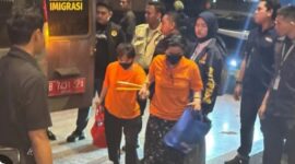 Saat digiring mobil tahanan Imigrasi, 320 orang merupakan WNA dan satu orang lainnya warga negara Indonesia (WNI).
Ratusan WNA tersebut kini dititipkan penahanannya ke Direktorat Jenderal Imigrasi Kementerian Imigrasi dan Pemasyarakatan 