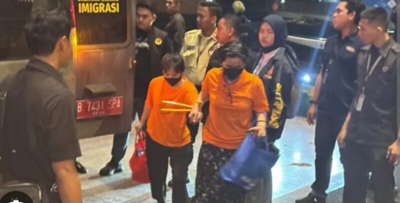 Saat digiring mobil tahanan Imigrasi, 320 orang merupakan WNA dan satu orang lainnya warga negara Indonesia (WNI).
Ratusan WNA tersebut kini dititipkan penahanannya ke Direktorat Jenderal Imigrasi Kementerian Imigrasi dan Pemasyarakatan 