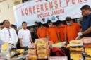 Direktorat Reserse Narkoba Polda Jambi kembali menunjukkan komitmennya dalam memberantas peredaran narkotika. Aparat berhasil membongkar jaringan narkoba antarprovinsi dengan barang bukti fantastis berupa hampir 20 kilogram sabu, lebih dari 12 ribu butir pil ekstasi, serta cartridge cairan etomidate yang diduga terkait jaringan dari Kepulauan Riau
