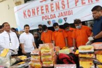 Direktorat Reserse Narkoba Polda Jambi kembali menunjukkan komitmennya dalam memberantas peredaran narkotika. Aparat berhasil membongkar jaringan narkoba antarprovinsi dengan barang bukti fantastis berupa hampir 20 kilogram sabu, lebih dari 12 ribu butir pil ekstasi, serta cartridge cairan etomidate yang diduga terkait jaringan dari Kepulauan Riau