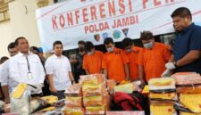 Direktorat Reserse Narkoba Polda Jambi kembali menunjukkan komitmennya dalam memberantas peredaran narkotika. Aparat berhasil membongkar jaringan narkoba antarprovinsi dengan barang bukti fantastis berupa hampir 20 kilogram sabu, lebih dari 12 ribu butir pil ekstasi, serta cartridge cairan etomidate yang diduga terkait jaringan dari Kepulauan Riau
