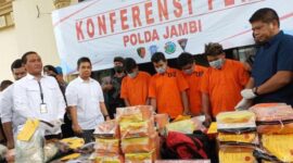 Direktorat Reserse Narkoba Polda Jambi kembali menunjukkan komitmennya dalam memberantas peredaran narkotika. Aparat berhasil membongkar jaringan narkoba antarprovinsi dengan barang bukti fantastis berupa hampir 20 kilogram sabu, lebih dari 12 ribu butir pil ekstasi, serta cartridge cairan etomidate yang diduga terkait jaringan dari Kepulauan Riau