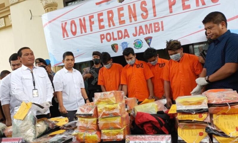 Direktorat Reserse Narkoba Polda Jambi kembali menunjukkan komitmennya dalam memberantas peredaran narkotika. Aparat berhasil membongkar jaringan narkoba antarprovinsi dengan barang bukti fantastis berupa hampir 20 kilogram sabu, lebih dari 12 ribu butir pil ekstasi, serta cartridge cairan etomidate yang diduga terkait jaringan dari Kepulauan Riau