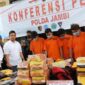 Direktorat Reserse Narkoba Polda Jambi kembali menunjukkan komitmennya dalam memberantas peredaran narkotika. Aparat berhasil membongkar jaringan narkoba antarprovinsi dengan barang bukti fantastis berupa hampir 20 kilogram sabu, lebih dari 12 ribu butir pil ekstasi, serta cartridge cairan etomidate yang diduga terkait jaringan dari Kepulauan Riau