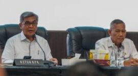 Ketua Komisi Pemberantasan Korupsi Setyo Budiyanto (kiri) bersama Wakil Ketua KPK Ibnu Basuki Widodo dalam acara Peluncuran Panduan dan Bahan Ajar Pendidikan Antikorupsi, Dihadapan Bupati/Wako di Gedung Kementerian Dalam Negeri, 