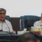 Ketua Komisi Pemberantasan Korupsi Setyo Budiyanto (kiri) bersama Wakil Ketua KPK Ibnu Basuki Widodo dalam acara Peluncuran Panduan dan Bahan Ajar Pendidikan Antikorupsi, Dihadapan Bupati/Wako di Gedung Kementerian Dalam Negeri, 