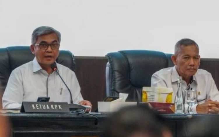 Ketua Komisi Pemberantasan Korupsi Setyo Budiyanto (kiri) bersama Wakil Ketua KPK Ibnu Basuki Widodo dalam acara Peluncuran Panduan dan Bahan Ajar Pendidikan Antikorupsi, Dihadapan Bupati/Wako di Gedung Kementerian Dalam Negeri, 