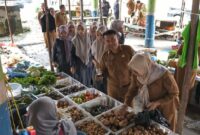 Sekwan DPRD kerinci jondri Ali Sejalan dengan program yang telah dicanangkan Bupati Kerinci Monadi terkait penguatan ekonomi kerakyatan, kami bersama ASN dilingkungan Sekwan selain ingin memastikan aktivitas perdagangan di pasar tradisional tetap berjalan baik dan kebutuhan masyarakat sehari-hari tetap tersedia kita juga berbelanja.