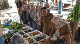 Sekwan DPRD kerinci jondri Ali Sejalan dengan program yang telah dicanangkan Bupati Kerinci Monadi terkait penguatan ekonomi kerakyatan, kami bersama ASN dilingkungan Sekwan selain ingin memastikan aktivitas perdagangan di pasar tradisional tetap berjalan baik dan kebutuhan masyarakat sehari-hari tetap tersedia kita juga berbelanja.