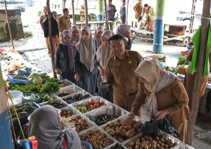 Sekwan DPRD kerinci jondri Ali Sejalan dengan program yang telah dicanangkan Bupati Kerinci Monadi terkait penguatan ekonomi kerakyatan, kami bersama ASN dilingkungan Sekwan selain ingin memastikan aktivitas perdagangan di pasar tradisional tetap berjalan baik dan kebutuhan masyarakat sehari-hari tetap tersedia kita juga berbelanja.