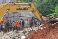 Dalam operasi penyelamatan tersebut, tim gabungan selain bantu alat berat juga didukung penggunaan drone thermal untuk memantau kondisi pergerakan tanah di area longsor. 
