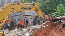 Dalam operasi penyelamatan tersebut, tim gabungan selain bantu alat berat juga didukung penggunaan drone thermal untuk memantau kondisi pergerakan tanah di area longsor. 