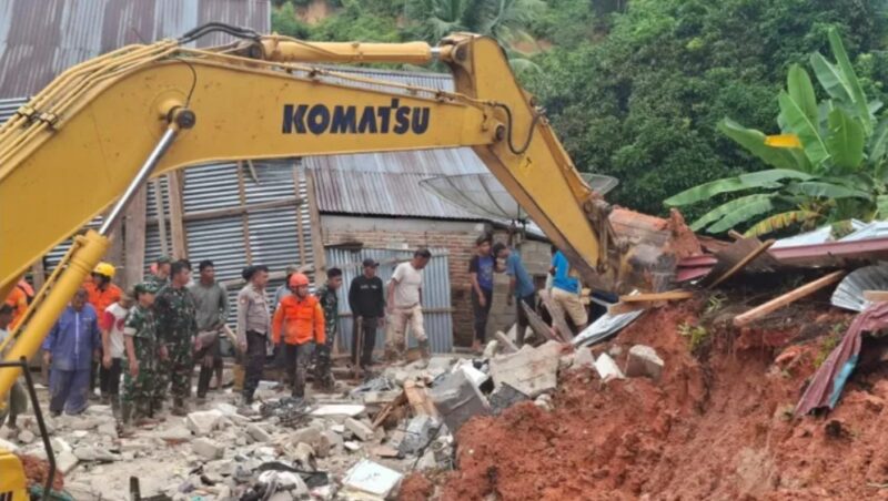 Dalam operasi penyelamatan tersebut, tim gabungan selain bantu alat berat juga didukung penggunaan drone thermal untuk memantau kondisi pergerakan tanah di area longsor. 