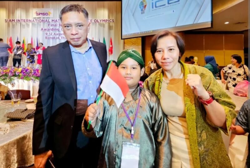 Ajeng Primiana menjelaskan, Raya anaknya mendapat undangan ke Amerika Serikat untuk mengikuti Olympiade Tesla sekaligus berkesempatan mengunjungi NASA serta sejumlah laboratorium penelitian di sana. Kegiatan tersebut dijadwalkan berlangsung pada akhir Mei 2026.