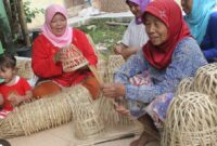 Di saat banyak produk tradisional mulai ditinggalkan, anyaman bongsang Sumedang justru membuktikan bahwa kerajinan berbasis budaya lokal masih memiliki tempat di hati masyarakat, terutama karena dinilai lebih ramah lingkungan dan memiliki nilai kearifan tradisional yang kuat