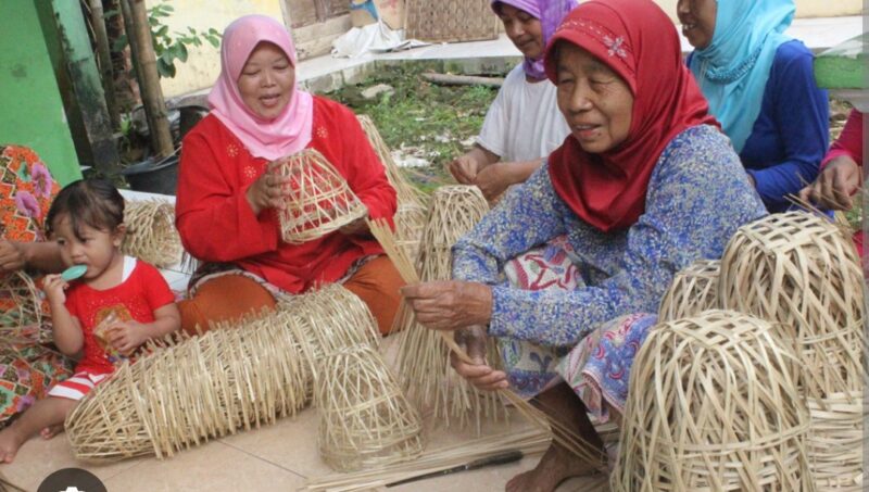 Di saat banyak produk tradisional mulai ditinggalkan, anyaman bongsang Sumedang justru membuktikan bahwa kerajinan berbasis budaya lokal masih memiliki tempat di hati masyarakat, terutama karena dinilai lebih ramah lingkungan dan memiliki nilai kearifan tradisional yang kuat