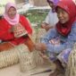 Di saat banyak produk tradisional mulai ditinggalkan, anyaman bongsang Sumedang justru membuktikan bahwa kerajinan berbasis budaya lokal masih memiliki tempat di hati masyarakat, terutama karena dinilai lebih ramah lingkungan dan memiliki nilai kearifan tradisional yang kuat