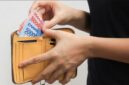 perdagangan Senin (18/5) pagi, rupiah melemah 33 poin atau 0,19 persen ke posisi Rp17.630 per dolar AS dibandingkan penutupan sebelumnya di level Rp17.597 per dolar AS. Analis mata uang, Lukman Leong, mengatakan pelemahan rupiah dipicu sentimen risk off global setelah hasil pertemuan Xi dan Trump dinilai belum memberikan solusi konkret terkait konflik geopolitik, khususnya perang yang melibatkan Iran.