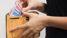 perdagangan Senin (18/5) pagi, rupiah melemah 33 poin atau 0,19 persen ke posisi Rp17.630 per dolar AS dibandingkan penutupan sebelumnya di level Rp17.597 per dolar AS. Analis mata uang, Lukman Leong, mengatakan pelemahan rupiah dipicu sentimen risk off global setelah hasil pertemuan Xi dan Trump dinilai belum memberikan solusi konkret terkait konflik geopolitik, khususnya perang yang melibatkan Iran.
