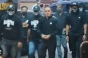 Mantan Kasat Resnarkoba Polres Kutai Barat, AKP Deky Jonathan Sasiang setibanya Dimabes Polri, berjalan dengan didampingi petugas di Gedung Bareskrim Polri, Jakarta, Senin (18/5/2026) 