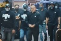 Mantan Kasat Resnarkoba Polres Kutai Barat, AKP Deky Jonathan Sasiang setibanya Dimabes Polri, berjalan dengan didampingi petugas di Gedung Bareskrim Polri, Jakarta, Senin (18/5/2026) 