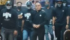 Mantan Kasat Resnarkoba Polres Kutai Barat, AKP Deky Jonathan Sasiang setibanya Dimabes Polri, berjalan dengan didampingi petugas di Gedung Bareskrim Polri, Jakarta, Senin (18/5/2026)