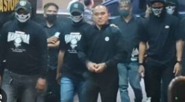 Mantan Kasat Resnarkoba Polres Kutai Barat, AKP Deky Jonathan Sasiang setibanya Dimabes Polri, berjalan dengan didampingi petugas di Gedung Bareskrim Polri, Jakarta, Senin (18/5/2026) 