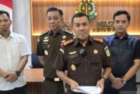 Kepala Kejaksaan Negeri Jakarta Timur, Topik Gunawan, mengatakan tim penyidik tindak pidana khusus (Pidsus) telah jadi tahanan kejari jaktim Tiga tersKomit dugaan korupsi  pada Suku Dinas Perindustrian, Perdagangan, Koperasi, Usaha Kecil dan Menengah (Sudin PPKUKM) Jakarta Timur
yakni IRM selaku Direktur PT SCS sebagai penyedia pengadaan mesin jahit tahun 2022 hingga 2024, PAR selaku Pejabat Pembuat Komitmen (PPK) tahun 2022, serta DER 