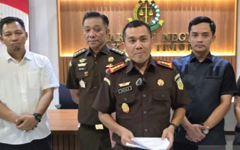 Kepala Kejaksaan Negeri Jakarta Timur, Topik Gunawan, mengatakan tim penyidik tindak pidana khusus (Pidsus) telah jadi tahanan kejari jaktim Tiga tersKomit dugaan korupsi  pada Suku Dinas Perindustrian, Perdagangan, Koperasi, Usaha Kecil dan Menengah (Sudin PPKUKM) Jakarta Timur
yakni IRM selaku Direktur PT SCS sebagai penyedia pengadaan mesin jahit tahun 2022 hingga 2024, PAR selaku Pejabat Pembuat Komitmen (PPK) tahun 2022, serta DER 