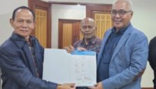Ketua Umum PWI Pusat Ahmad Munir, Didampingi Ketua PWI Jambi, H Ridya Agus, saat akan bertolak kunjungan kerja ke Jambi Kami mengecam keras tindakan militer zionis Israel yang mencegat dan menahan rombongan misi kemanusiaan menuju Gaza, termasuk jurnalis Indonesia yang sedang menjalankan tugas jurnalistik.