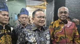 Ketua Umum PWI Pusat Ahmad Munir menegaskan, tanggung jawab wartawan sangat berat karena setiap karya jurnalistik yang dipublikasikan akan menjadi bahan pembelajaran masyarakat dalam memahami persoalan sosial, politik, ekonomi maupun kebijakan pemerintah.Karena, profesi wartawan dinilai memiliki beban moral yang besar dalam setiap produk pemberitaan yang disampaikan kepada masyarakat.