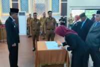 13 kepala sekolah di Kabupaten Muaro Jambi dikabarkan mengundurkan diri dari jabatannya hanya dua hari setelah dilantik oleh Wakil Bupati Muaro Jambi, Junaidi H. Mahir.Mereka mundur diantaran kepala Sekolah Dasar (SD),di lingkungan Dinas Pendidikan Kabupaten Muaro Jambi